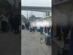 MYUAV FC30X Drone legato per operazioni di pulizia dei muri