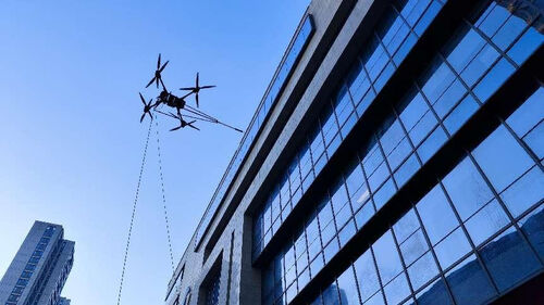 ultime notizie aziendali su Il primo anno di pulizia degli edifici con droni: droni di pulizia MYUAV FC30X