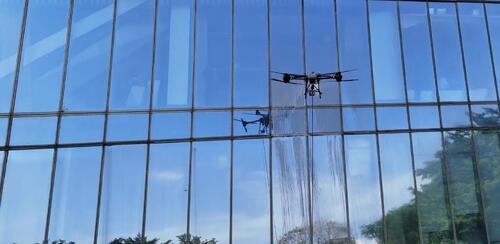 ultime notizie aziendali su Applicazione pratica del drone MYUAV: pulizia efficiente della facciata continua dell'edificio Hanjing di Shenzhen