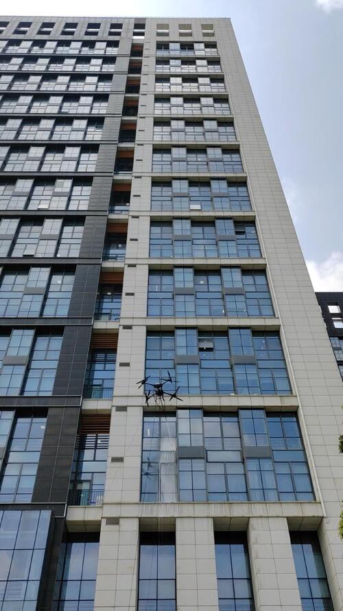ultime notizie aziendali su I droni con tecnologia intelligente puliscono i grattacieli! Il sistema a doppio ancoraggio MYUAV mantiene efficientemente l'edificio Foshan Huiyuantong