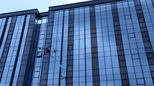 ultime notizie aziendali su MYUAV DJI FC30 UAV per la pulizia ad alta quota a doppia corda ha completato un'operazione di pulizia di facciate continue efficiente ed ecologica