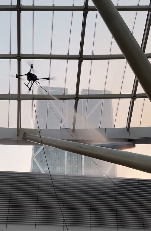 ultime notizie aziendali su Il drone per la pulizia MYUAV M400X completa con successo un'operazione di pulizia di precisione in un ampio spazio interno