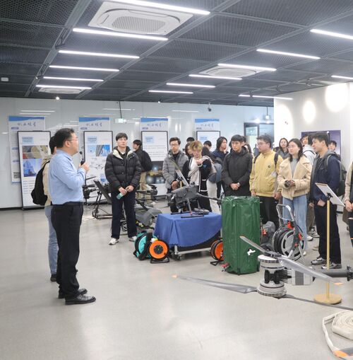 ultime notizie aziendali su Docenti e studenti dell'HKU visitano il MYUAV per esplorare le applicazioni di punta dei droni collegati