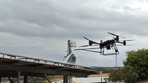 ultime notizie aziendali su MYUAV FC30 Dual Tethered High-Altitude Cleaning Drone completa il progetto di pulizia dei pannelli fotovoltaici in Medio Oriente